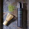 Oolaboo Therapeutic Green Tea Stop Dandruff Shampoo avec du matcha et un fouet
