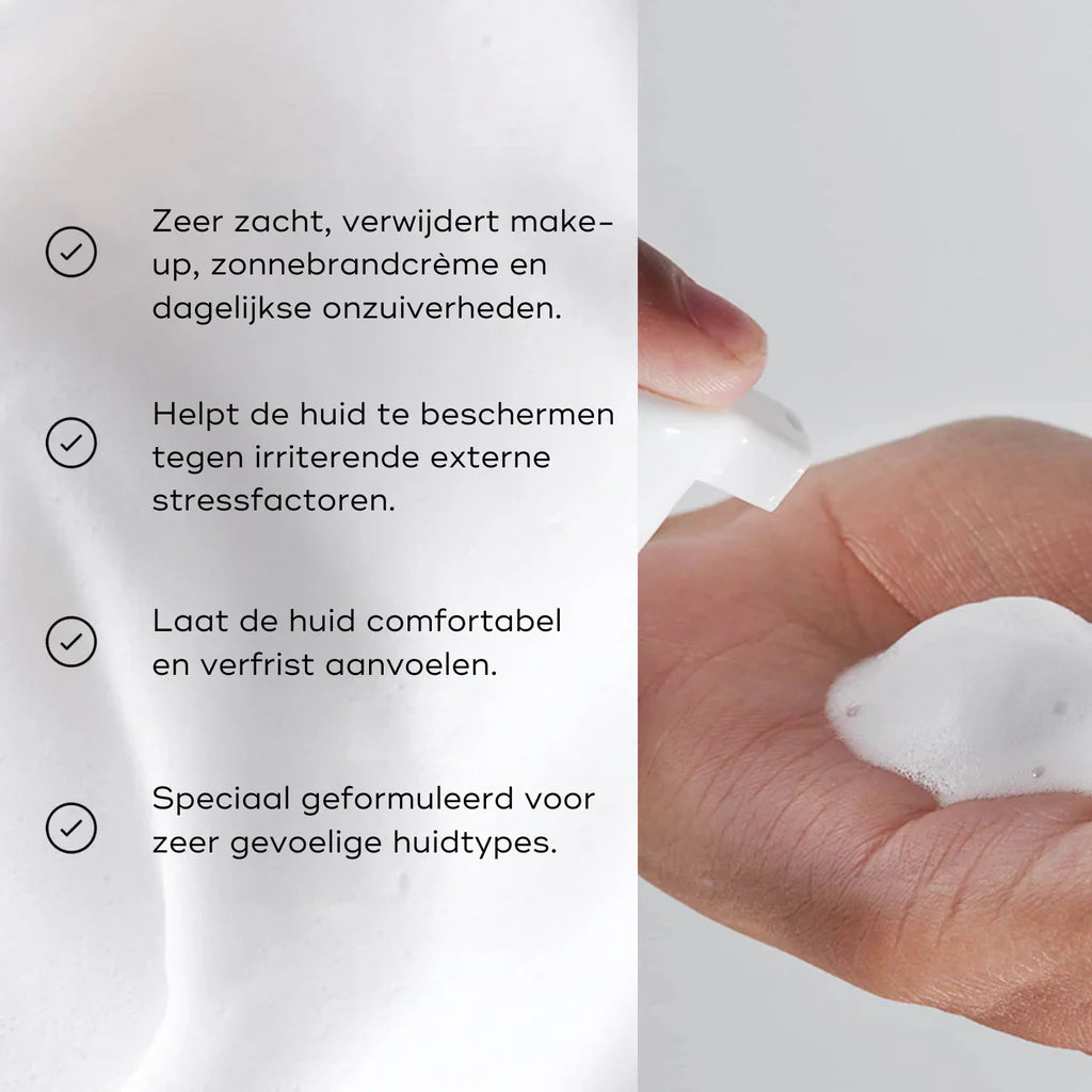 Medik8 Gentle Cleanse mousse dans la main avec bienfaits