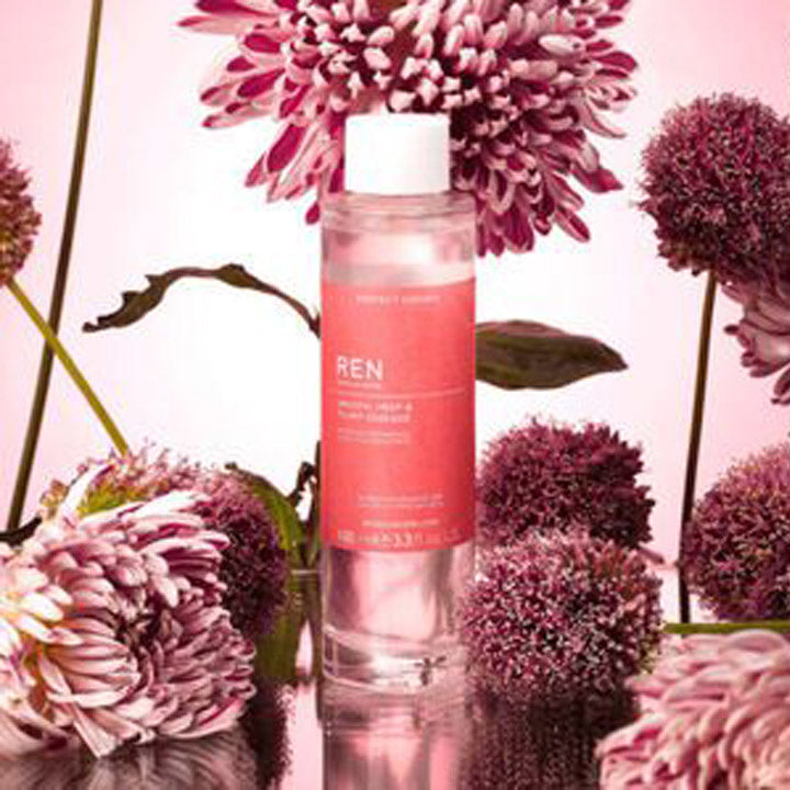 REN Clean Skincare Smooth, Prep & Plump Essence ambiance