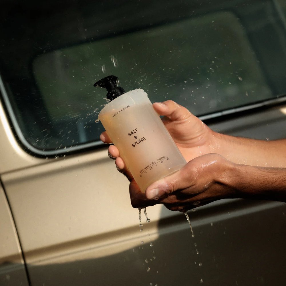 Salt & Stone Body Wash Saffron & Cedar flacon in de hand