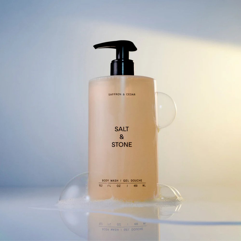 Salt & Stone Body Wash Saffron & Cedar flacon met schuim