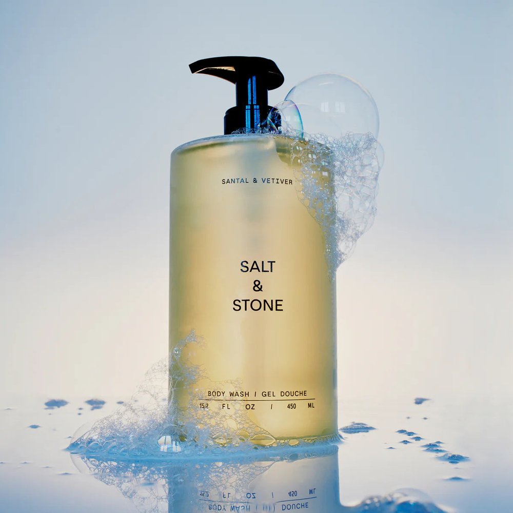 Salt & Stone Body Wash Santal & Vetiver flacon met water